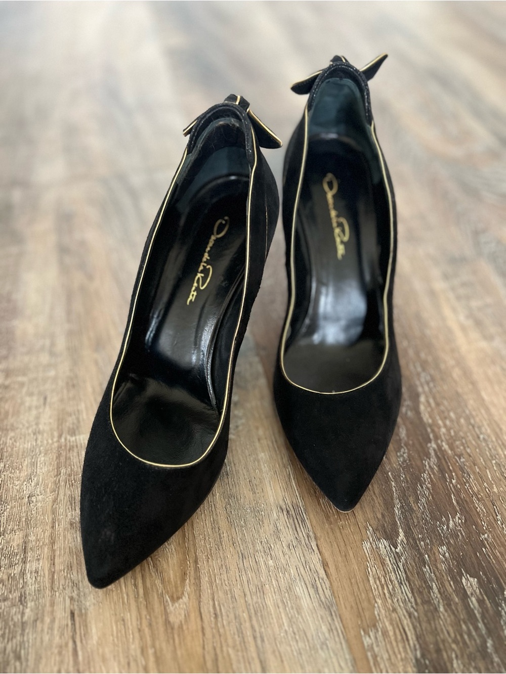 Oscar de la Renta Black Pointed-Toe Suede Stiletto Pumps with Gold Trim size 38